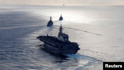 資料照片：日本加賀號直升機航母（前）和電號驅逐艦（中），和英國皇家海軍阿蓋爾號巡防艦於2018年9月26日在印度洋聯合海上軍演。