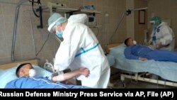 Imagem de arquivo de 15 de julho 2020: Ensaios laboratoriais russos para a vacina contra a Covid-19 no Hospital Militar de Budenko, Rússia.
