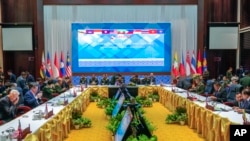 東盟國防部長出席在老撾萬象舉行的會議。 (美聯社：2024年11月20日)