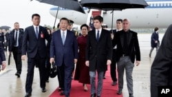 中國國家主席習近平和夫人彭麗媛2024年5月5日抵達巴黎南部的奧利機場，受到法國總理加布里埃爾`阿塔爾(Gabriel Attal)的歡迎。 法國是習近平這次歐洲之行的第一站。