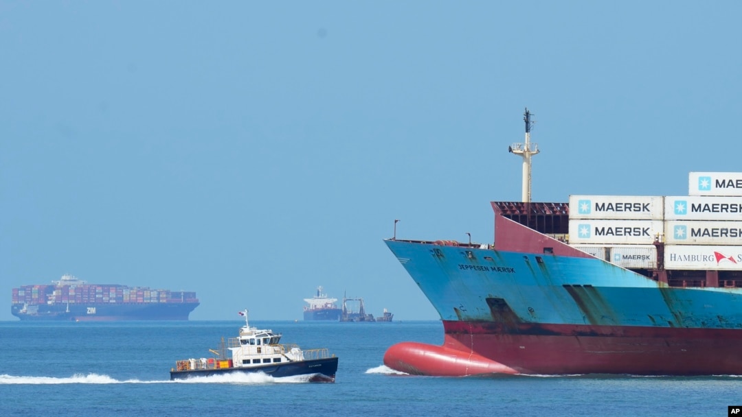 ARCHIVO - Un buque de mercancía navega hacia el océano Pacífico después de atravesar el Canal de Panamá, visto desde Ciudad de Panamá, el 3 de agosto de 2023. 