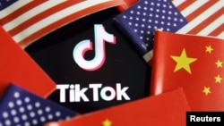 2020年7月16日美國和中國國旗中的TikTok徽標。