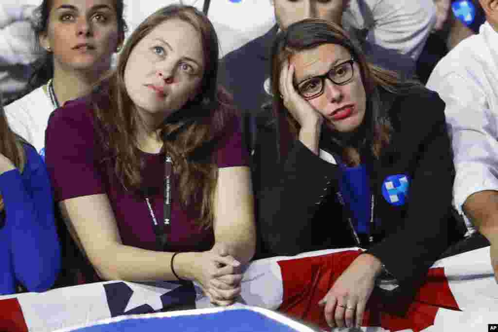 Apoiantes da candidata democrata Hillary Clinton , não escondem a sua decepção.