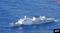 菲律賓海岸防衛隊發布的2025年1月13日拍攝的空拍照片顯示，中國海警船在越來越靠近菲律賓海岸的南中國海航行。