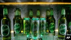 북한 평양 대동강맥주공장에 여러 종류의 제품이 전시돼있다.