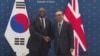 21일 한국을 방문한 데이비드 라미 영국 외무장관이 서울 외교부 청사에서 조태열 한국 외교부장관과 만나 회담 전 악수를 나누는 모습.