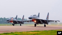중국 인민해방군 SU-30 전투기 2대가 이륙하고 있다. (자료 사진)
