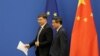歐盟委員會副主席瓦爾迪斯·東布羅夫斯基斯（Valdis Dombrovskis，左）9月底訪問中國。 （路透社）