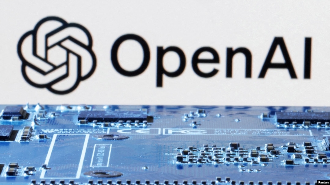 El logotipo de OpenAI se ve cerca de la placa base de la computadora en esta ilustración tomada el 8 de enero de 2024.
