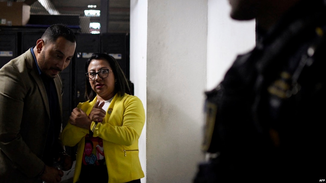 La jefa del Instituto de Víctimas, Ligia Hernández, habla con su abogado Juan Zaghi luego de ser arrestada en la Ciudad de Guatemala. Hernández, cercana al presidente de Guatemala, Bernardo Arévalo, fue arrestada el 13 de agosto de 2024 en investigación sobre el partido Semilla.