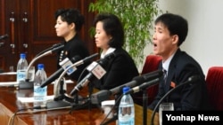 지난달 24일 재입북한 탈북자들. 북한 인문문화궁전에서 기자회견을 했다고 조선중앙통신이 보도했다.