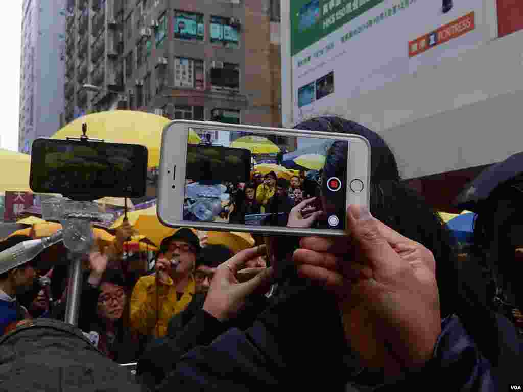 香港流行歌手黃耀明及何韻詩等文化監暴成員及音樂人，聖誕日在旺角街頭演唱，吸引大批途人圍觀