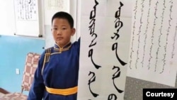 8月20日，內蒙古一名小學生手持“外語是工具，母語是靈魂”的標語，抗議當地教育部門將以漢語替代蒙語的“雙語教學”計劃。（照片由SMHRIC提供）