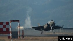 美國海軍陸戰隊一架F-35B戰機2017年2月3日在日本一個美軍基地訓練 （美國海軍陸戰隊照片） 
