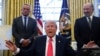 Presidente dos Estados Unidos, Donald Trump, fala a jornalistas no Salão Oval, na Casa Branca, Washington, 25 fevereiro 2025