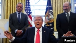 Presidente dos Estados Unidos, Donald Trump, fala a jornalistas no Salão Oval, na Casa Branca, Washington, 25 fevereiro 2025