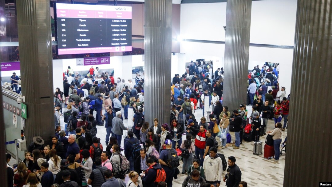 Pasajeros se agolpan en la Terminal 1 del Aeropuerto Internacional Benito Juárez de la Ciudad de México después de que las autoridades suspendieron las operaciones debido al volcán Popocatépetl el 20 de mayo de 2023.