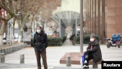 2020年2月7日中國武漢街頭民眾戴口罩的情景。