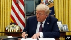 Donald Trump assina decretos presidenciais no Salão Oval da Casa Branca, Washington, 20 janeiro 2025