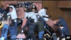 國民黨立法委員試圖闖入台灣立法院時，民進黨立委用椅子擋住入口。 (2024年12月20日)