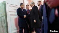 中國國家主席習近平與俄羅斯總統普京在星期二晚宴結束時握手道別。