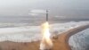 2025년 1월 6일 촬영돼 북한 관영 조선중앙통신(KCNA)이 7일 공개한 사진은 북한 내 미공개 장소에서 중거리탄도미사일(IRBM)이 발사되는 장면을 보여준다