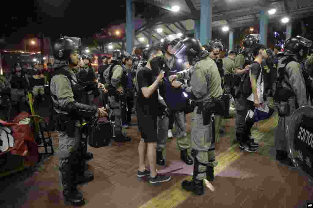 因抗議者圍堵機場公路,香港警察對走下中環渡輪六號碼頭的人進行搜查。 (2019年9月1日)
