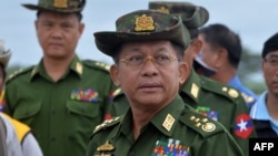 資料照片：緬甸國防軍司令敏昂萊大將視察首都內比都的一座公路大橋。 (2019年8月29日)