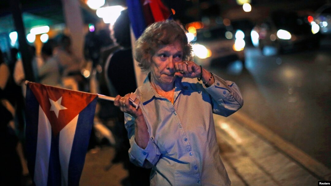 Decenas de cubanos, en su mayoría de primera generación en EE.UU., protestaron la decisión de Obama de acercarse al gobierno de los Castro. 