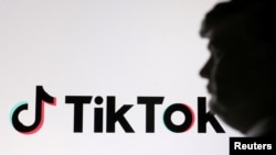 這張於2025年1月19日拍攝的插圖中可以看到美國總統特朗普(Donald J. Trump)和TikTok徽標的3D打印微縮模型。 (路透社)