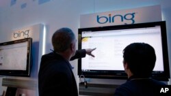 在拉斯維加斯消費者電子展期間，參觀者在微軟展台觀看必應（Bing)陳列介紹。