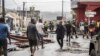 Foto proporcionada el lunes 16 de diciembre de 2024 por la Seguridad Civil, muestra a residentes y rescatistas en una calle dañada en el territorio francés de Mayotte, en el océano Índico. 