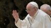 El papa Francisco bendice a feligreses este 7 de febrero de 2024 durante audiencia en la Sala Pablo VI del Vaticano, el pontífice mantiene una pugna con obispos conservadores que se niegan a dar la bendición a parejas del mismo sexo.