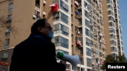 中國江西省九江市一個居民小區的居委會成員在宣傳新冠防疫。 （2020年2月4日）