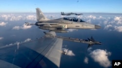 資料照片: 2023年11月21日菲律賓空軍一架FA-50PH噴射戰鬥機加入菲律賓和美國在巴丹群島和西菲律賓海地區的海上巡邏