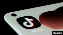 資料照片：智能手機屏幕上的TikTok應用標誌。 (路透社)