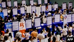 求職者正在參加中國江蘇省淮安市的招聘會。 (2024年6月2日)