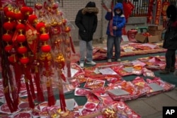 北京居民在人行道的地攤購買春節年貨。 （2025年1月26日）
