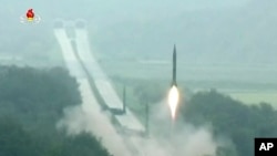 북한 조선중앙방송(KRT)가 탄도미사일 발사 다음날인 지난달 6일, 발사 순간 동영상을 공개했다.(자료사진)
