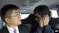 2012年5月2日，中國盲人律師陳光誠和美國駐華大使駱家輝乘車離開美國大使館前往醫院，陳光誠在車上打電話。