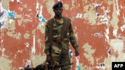 Soldado guineense estacionado numa rua de Bissau