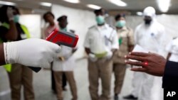Desde que el brote de ébola fue identificado por primera vez en marzo, sólo han habido dos casos exportados conocidos que implican vuelos, uno antes y uno después de que empezaran las pruebas en Liberia.