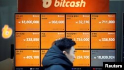 一名男子走過南韓首爾一家加密幣兌換中心的加密幣兌換率電子顯示屏。 （2017年12月13日）
