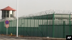 資料照：中國新疆阿圖什市的一個拘留設施外的瞭望塔和鐵絲網（2018年12月3日）