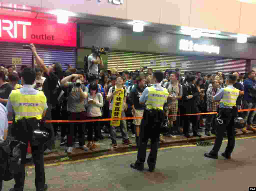 上千港人連續第四晚在旺角聚集爭真普選(美國之音海彥拍攝)
