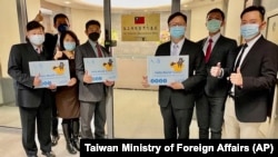 首任駐立陶宛代表黃鈞耀（右三）與其他同事在駐立陶宛台灣代表處合影。 （2021年11月18日）