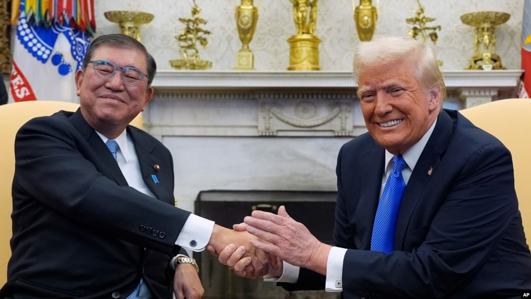 美國總統唐納德·特朗普在白宮橢圓形辦公室會見日本首相石破茂。(2025年2月7日)