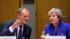 英国首相特蕾莎·梅和欧洲理事会主席图斯克在布鲁塞尔出席欧盟峰会的一次圆桌会议。（2018年11月25日）
