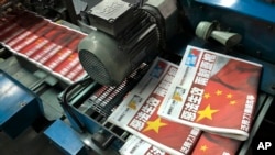 備受爭議的《香港國安法》於2020年7月1日實施，當天出版的《蘋果日報》頭版以“惡法生效 兩制蓋棺”為題。 （資料照：美聯社）