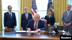 El presidente Trump dijo que la mayoría de los fondos de este paquete se destinarían a las pequeñas empresas a través del programa de protección de cheques de pago, que proporciona dinero para mantener a los trabajadores en nómina.